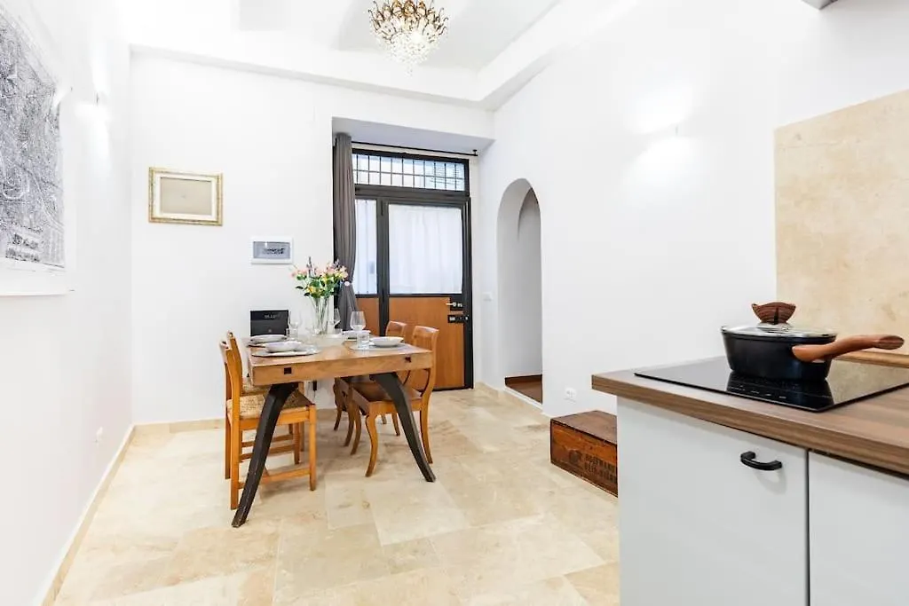 Bottega Augustea Duplex Apartment In Monti Rome Italy